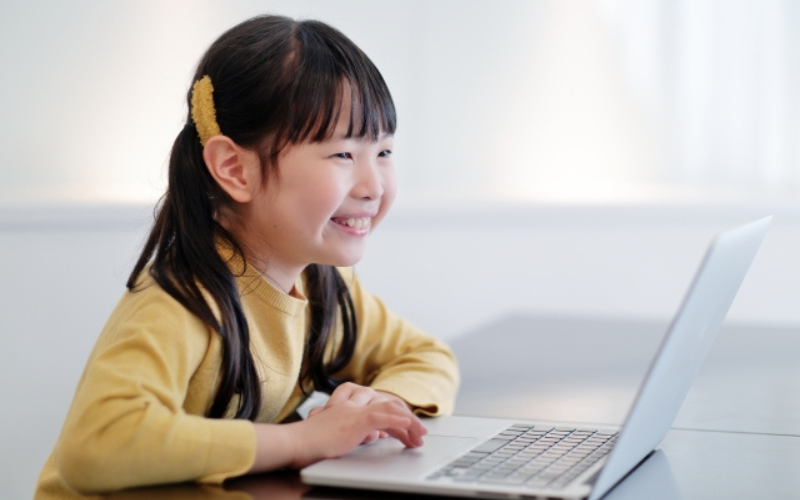 オンラインでおはなしコーチと楽しそうに話す子ども